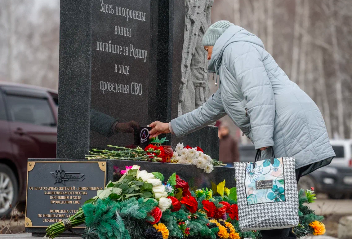 Фото Погибшие бойцы СВО, памятник Пригожину и слёзы родных. Как новосибирцы почтили умерших на Радоницу – репортаж с Гусинобродского кладбища 14